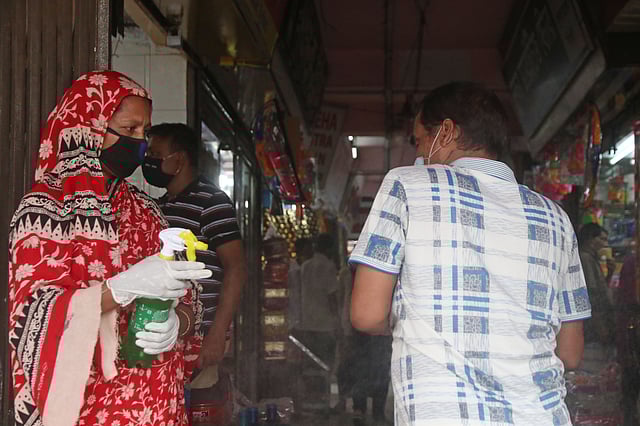 স্বাস্থ্যবিধি মেনে খেলা রয়েছে সিলেট নগরের বিভিন্ন বিপণিবিতান। নগরের মধুবন সুপার মার্কেটে জীবাণুনাশক স্প্রে করার কাজে নিয়োজিত এক নারী মার্কেটে প্রবেশকারীদের স্প্রে করছেন। বন্দরবাজার, সিলেট, ১০, ‍জুন। ছবি: আনিস মাহমুদ