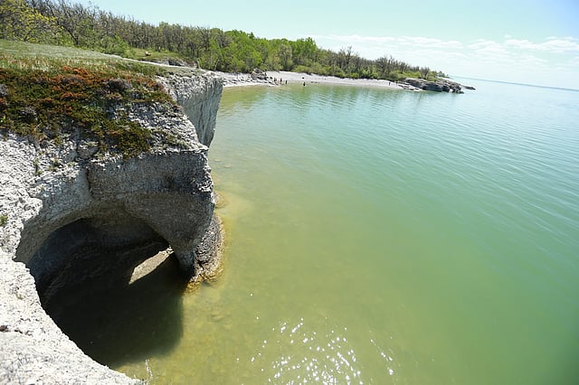 ক্লিফের সঙ্গে পানি যেভাবে মিশেছে। ছবি: ফিদা আশফাক আহমেদ
