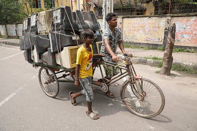 দীর্ঘদিন পর লকডাউন তুলে দেওয়ায় রুবেল ও সাগর (হলুদ গেঞ্জি) বের হয়েছেন কাজের সন্ধানে। বিভিন্ন বাসাবাড়ির পুরোনো মনিটর অল্প দামে কিনে বিক্রির জন্য নিয়ে যাচ্ছেন চানখাঁরপুল এলাকায়। পলাশী, ঢাকা, ১০ জুন। ছবি: আশরাফুল আলম