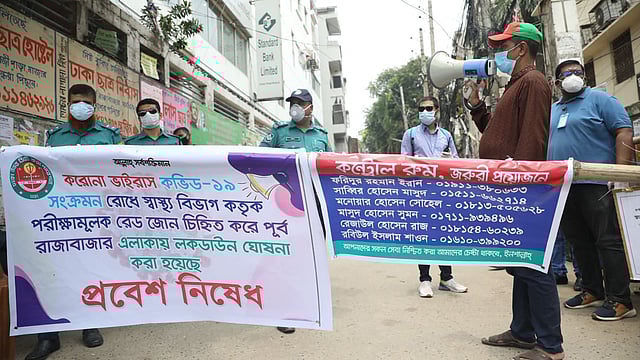 রেড জোন ঢাকার রাজাবাজারে মঙ্গলবার রাত ১২টার পর থেকে লকডাউন শুরু হয়েছে। ঢাকা, ১০ জুন। ছবি: আবদুস সালাম