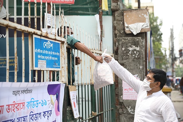 বন্ধ ফটক থেকেই নিত্যপ্রয়োজনীয় জিনিসপত্র গ্রহণ করতে হচ্ছে।
