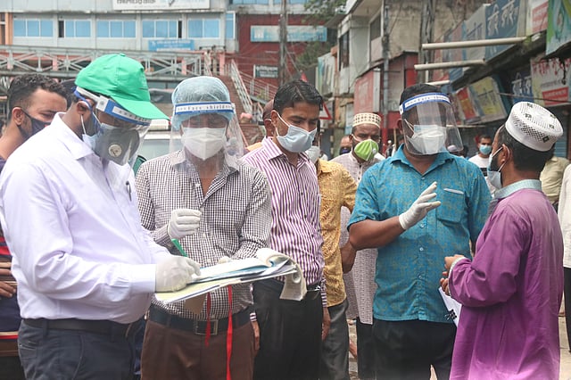 করোনাভাইরাস সংক্রমণে জনসচেতনতা ও স্বাস্থ্যবিধি না মানায় সিলেট সিটি করপোরেশনের ভ্রাম্যমাণ আদালত আজ নগরের বিভিন্ন এলাকায় অভিযান চালায়। এ সময় মাস্ক না পরে ঘরের বাইরে আসায় কয়েকজনকে নগদ অর্থ জরিমানা করা হয়। বন্দরবাজার, সিলেট, ১০ জুন। ছবি: আনিস মাহমুদ