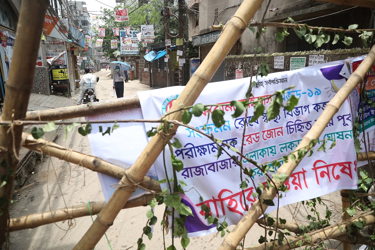 বাঁশ দিয়ে এলাকার প্রবেশপথগুলো বন্ধ করে দেওয়া হয়েছে।