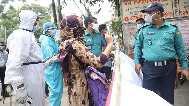 ঢাকার পূর্ব রাজাবাজার লকডাউন করায় কাউকে এই এলাকা থেকে বের হতে বা ঢুকতে দেওয়া হচ্ছে না। ঢাকা, ১০ জুন। ছবি: আবদুস সালাম