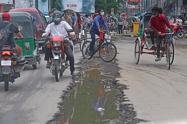 সিলেট নগরের জিন্দাবাজার-আম্বরখানা সড়ক বিভাজক তৈরির জন্য খুঁড়ে রাখা হয়েছিল। সংস্কার না হওয়ায় নগরে যানবাহন চলাচলে বেড়েছে ভোগান্তি আর ঝক্কি । চৌহাট্টা, সিলেট, ১০ জুন। ছবি: আনিস মাহমুদ