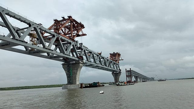 পদ্মা সেতুর জাজিরা প্রান্তের ২৫-২৬ নম্বর পিয়ারে আজ বসানো হচ্ছে ৩১তম স্প্যান। আজ সকালে শরীয়তপুরের জাজিরা প্রান্তে। ছবি: সত্যজিৎ ঘোষ