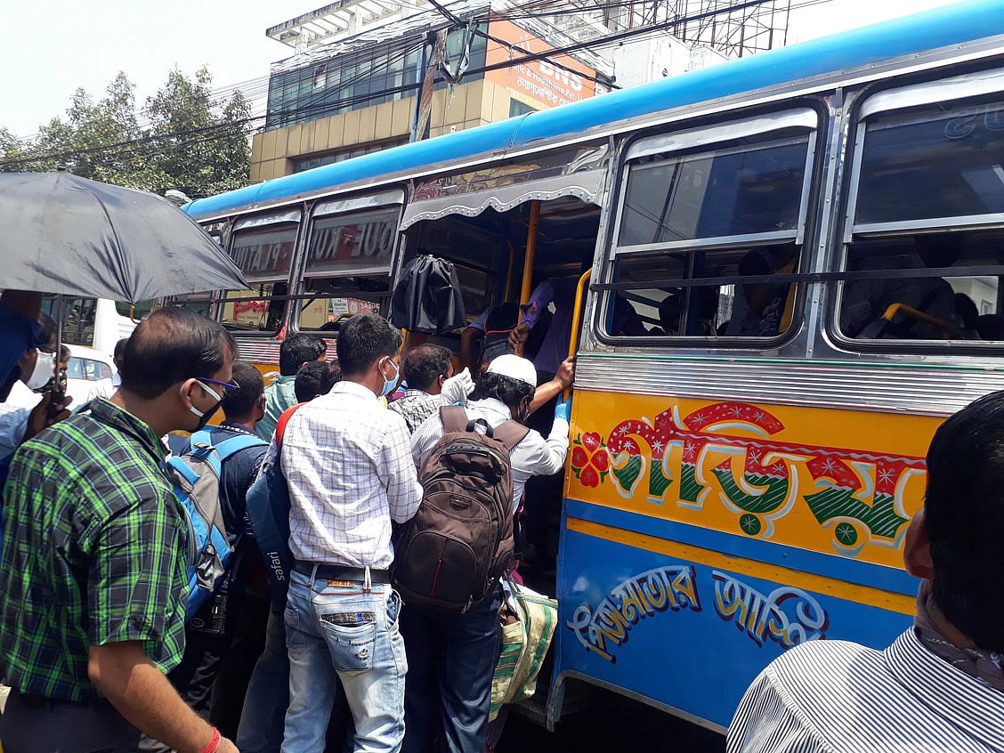 সামাজিক দূরত্ব না মেনে বাসে যাত্রী উঠছে। ছবি: ভাস্কর মুখার্জি