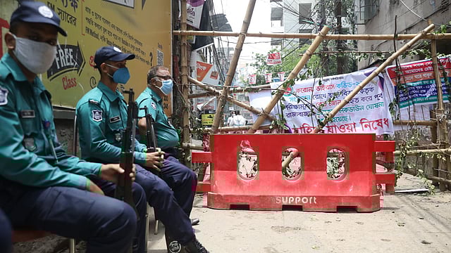 করোনার সংক্রমণ বিবেচনায় ঢাকার পূর্ব রাজাবাজারকে রেড জোন হিসেবে চিহ্নিত করা হয়েছে। ঢাকা, ১০ জুন। ছবি: আবদুস সালাম