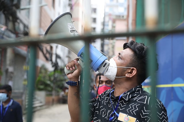 স্বেচ্ছাসেবীরা মাইকিং করে সবাইকে ঘরে থাকার আহ্বান জানাচ্ছেন।