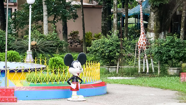 করোনার প্রভাব্ ভালোই পড়েছে বিনোদনকেন্দ্রে। বরিশাল নগরের প্ল্যানেট পার্কে একজন দর্শনার্থীও নেই। বান্দ রোড, বরিশাল নগর, ৯ জুন। ছবি: সাইয়ান