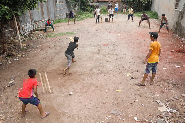 করোনাভাইরাসের প্রাদুর্ভাবে দীর্ঘদিন সব স্কুল বন্ধ রয়েছে। বেশির ভাগ শিশুই এখন ঘরের চার দেয়ালে বন্দী। অনেক এলাকায় পরিত্যক্ত খোলা জায়গা পেয়ে খেলায় মেতেছে বেশ কয়েকটি স্কুলের শিশু-কিশোরেরা। মিরপুর কোটবাড়া, ঢাকা, ১০ জুন। ছবি: আশরাফুল আলম