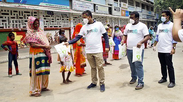 ঢাকার দরিদ্র মানুষের মধ্যে আম বিতরণের উদ্যোগ নিয়েছে ইকোহাট নামের একটি প্রতিষ্ঠান। ছবি: সংগৃহীত