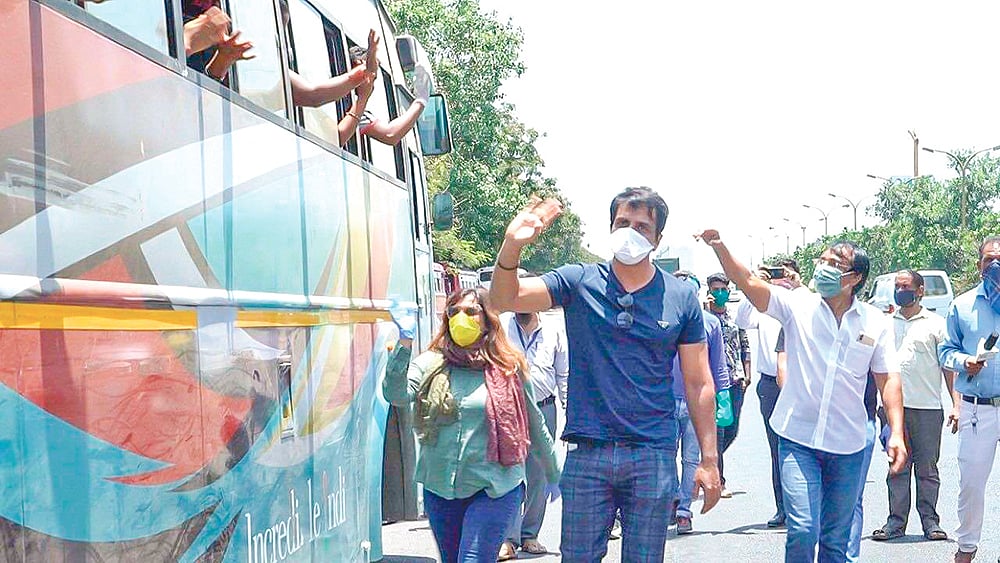 পরিযায়ী দিনমজুরদের বাসে তুলে বিদায় জানাচ্ছেন সোনু সুদ