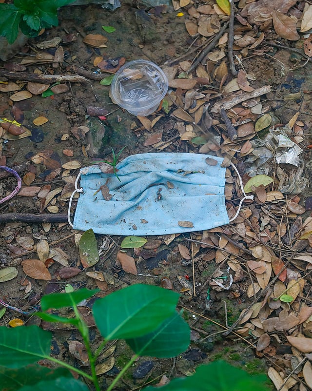 ময়লা-আবর্জনার মধ্যে মাস্ক
