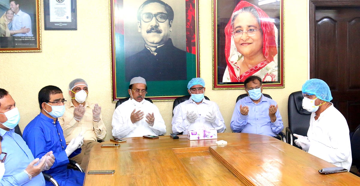 ‘শেখ হাসিনার কারামুক্তি দিবস’ উপলক্ষে দলীয় এক দোয়া অনুষ্ঠানে অংশ নেন তথ্যমন্ত্রীসহ আওয়ামী লীগের নেতারা। ধানমন্ডি, ১১ জুন। ছবি: সংগৃহীত