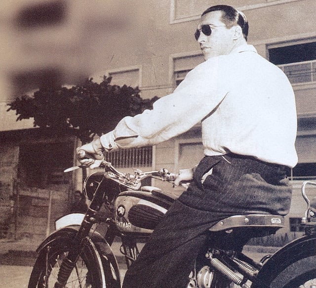 রিও ডি জেনিরোয় নারীদের কাছে ভীষণ আবেদনময়ী ছিলেন হেলেনো। মোটরবাইক ছিল তাঁর পছন্দের। ছবি: টুইটার