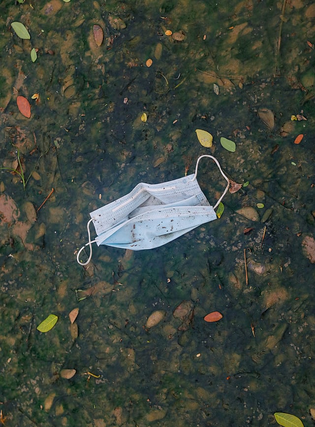 খোলা জায়গায় পড়ে আছে ব্যবহৃত মাস্ক