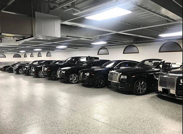 বাসার গ্যারেজে ফ্লয়েড মেওয়েদারের গাড়ির সারি। ছবি: টুইটার