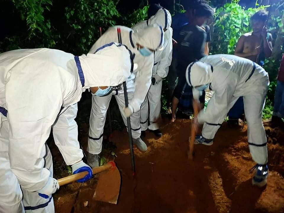 জ্বর ও শ্বাসকষ্টে মারা যাওয়া কলেজশিক্ষকের কবর খোঁড়া হচ্ছে। রাঙ্গুনিয়া, চট্টগ্রাম, ১২ জুন। ছবি: সংগৃহীত