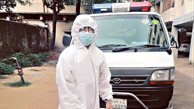 ইউনাইটেড হেলথ ডেভেলপমেন্ট প্রোগ্রামের স্বেচ্ছাসেবী সাহিদ করোনা সংক্রমণের শুরু থেকে করোনা রোগীকে বাড়ি থেকে হাসপাতালে ভর্তি করেছেন।