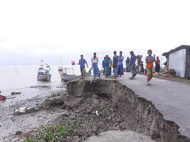 এভাবে ভাঙতে তিন-চার বছরে মেঘনার পেটে হারিয়ে গেছে হাজিগঞ্জ বাজার, বাজার এলাকার জনপদ। ছবি: লেখক