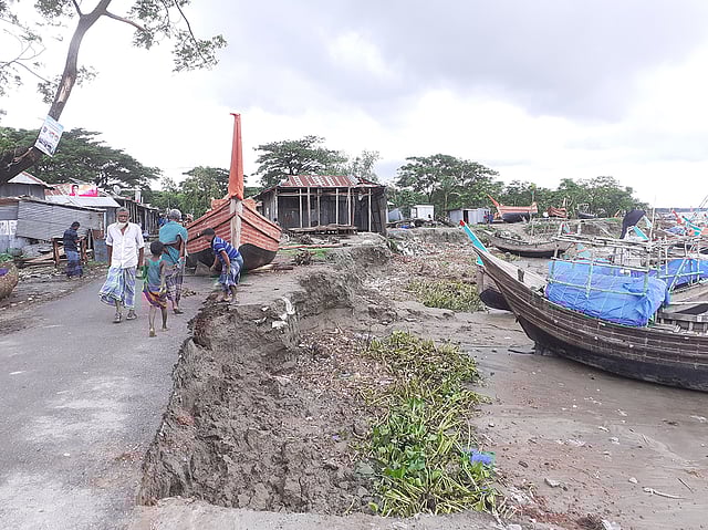 ভাঙতে ভাঙতে একসময় জনপদ বিলীন হয় নদীতে। ছবি: লেখক