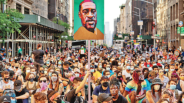 জর্জ ফ্লয়েড হত্যাসহ সব বর্ণবাদী হত্যার বিচার এবং বিচার, পুলিশ সংস্কারের দাবিতে টানা ১৬তম দিন বিক্ষোভ করেন শত শত মানুষ। গত বুধবার যুক্তরাষ্ট্রের নিউইয়র্ক শহরে।  ছবি: এএফপি