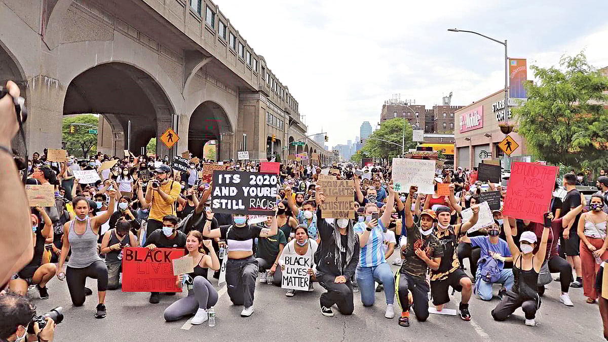 জর্জ ফ্লয়েডের হত্যার প্রতিবাদে বিক্ষোভ ছড়িয়ে পড়ে পুরো আমেরিকায়। এ আন্দোলন শুধু কৃষ্ণাঙ্গদের আন্দোলন থাকেনি। এতে যোগ দেয় আমেরিকার সব বর্ণের মানুষ। নিউইয়র্কের কুইন্সের অভিবাসীবহুল সানিসাইড এলাকার সড়কপথে আন্দোলনে যোগ দেয় হাজারো মানুষ। ছবি পনিয়া পারভীন