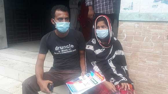 তিন দিন আগে চাঁদপুরের খাদিজার বাচ্চা হয়। এরপর থেকে শরীর খারাপ। এক হাসপাতাল থেকে আরেক হাসপাতালে ঘুরে বেড়াচ্ছেন। ছবি: প্রথম আলো