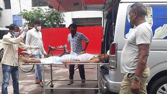 ক্যানসারে আক্রান্ত বাবুল মিয়ার শরীর খুবই খারাপ, কথা বলতে পারেন না, অচেতন প্রায়। ঢাকা মেডিকেল কলেজ হাসপাতালে ভর্তি না নেওয়ায় তাঁকে অন্যত্র নেওয়া হচ্ছে। ছবি: আসাদুজ্জামান