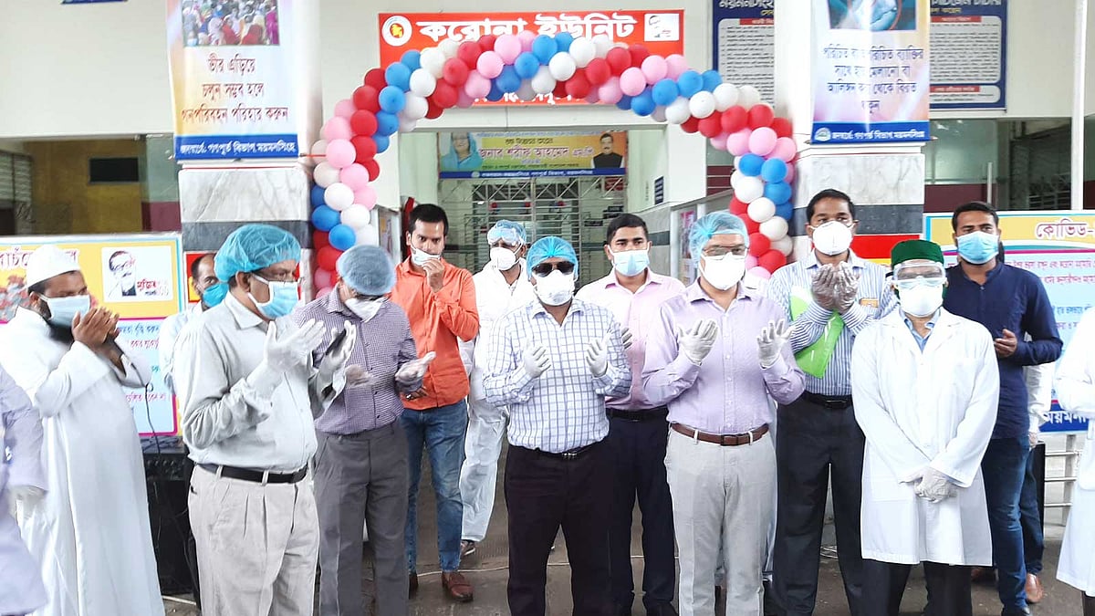 ময়মনসিংহ মেডিকেল কলেজের একটি ভবনে আজ শনিবার করোনা ডেডিকেটেড হাসপাতালের উদ্বোধন করা হয়। ছবি: প্রথম আলো