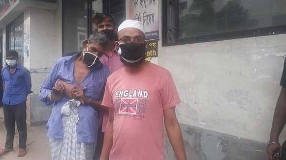 ক্যানসারে আক্রান্ত ফরিদ শুক্রবার সকালে যান জাতীয় ক্যানসার ইনস্টিটিউট হাসপাতালে। ভর্তি না নেওয়ায় আসেন ঢাকা মেডিকেলে। সেখানেও ভর্তি নেওয়া হয়নি। ছবি: আসাদুজ্জামান