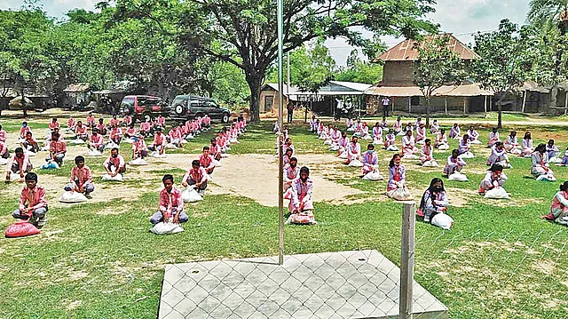 প্রথম আলো ট্রাস্টের উদ্যোগে নওগাঁর নিয়ামতপুর উপজেলার গুড়িহারী-কামদেবপুর আলোর পাঠশালার ১০৭ শিক্ষার্থীর মধ্যে খাদ্যসামগ্রী বিতরণ করা হয়। গত বৃহস্পতিবার।  ছবি: প্রথম আলো