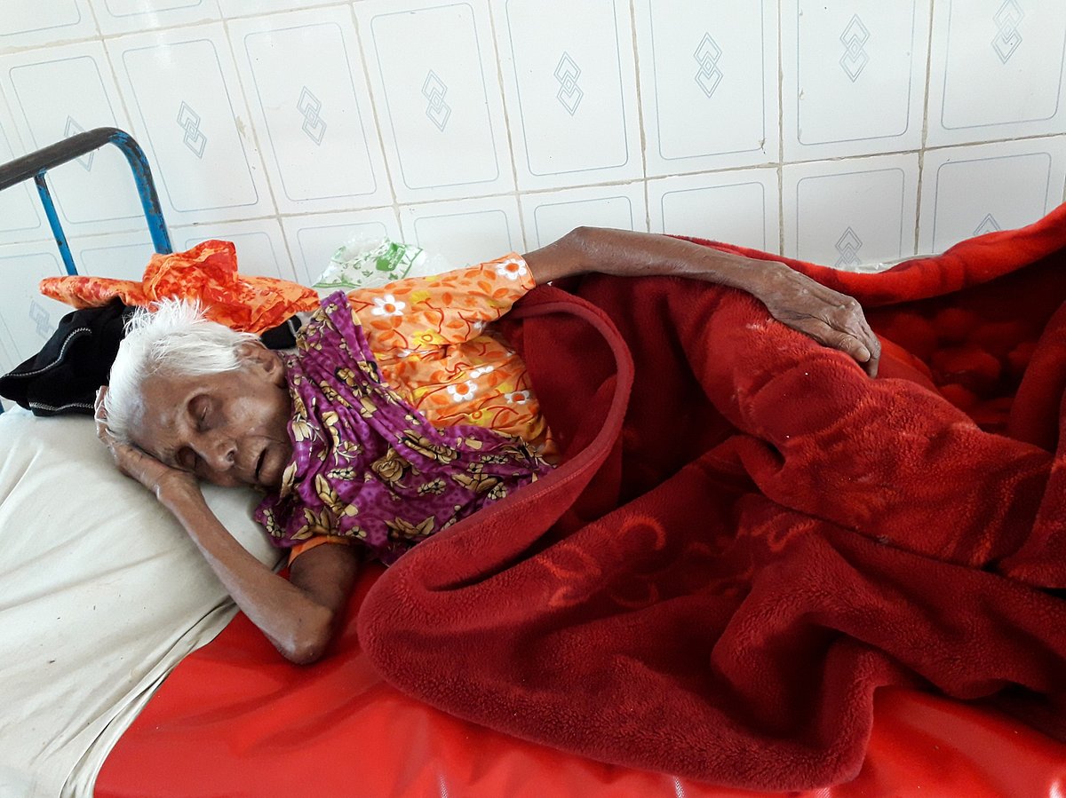 কুমিল্লার দাউদকান্দি উপজেলা স্বাস্থ্য কমপ্লেক্সে চিকিৎসাধীন বৃদ্ধা সুফিয়া খাতুন। ছবি: প্রথম আলো