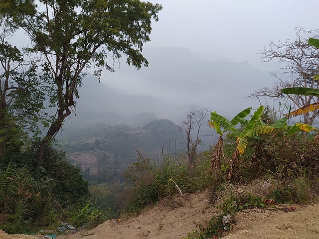 মেঘে ঢাকা পাহাড়। ছবি: লেখক