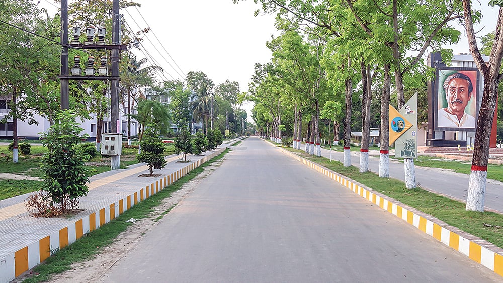 ক্যাম্পাসে শিগগিরই ফেরা হচ্ছে না শিক্ষার্থীদের। তাই বলে এত দীর্ঘ সময় পড়াশোনা থেকে বিচ্ছিন্ন থাকা ঠিক হবে না বলে মনে করেন শিক্ষাবিদেরা। সম্প্রতি খুলনা বিশ্ববিদ্যালয়ের ছবিটি তুলেছেন সাদ্দাম হোসেন