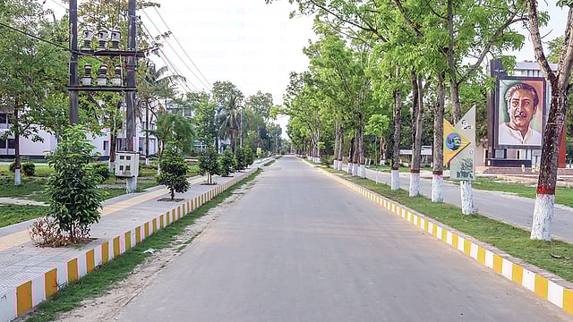 ক্যাম্পাসে শিগগিরই ফেরা হচ্ছে না শিক্ষার্থীদের। তাই বলে এত দীর্ঘ সময় পড়াশোনা থেকে বিচ্ছিন্ন থাকা ঠিক হবে না বলে মনে করেন শিক্ষাবিদেরা। সম্প্রতি খুলনা বিশ্ববিদ্যালয়ের ছবিটি তুলেছেন সাদ্দাম হোসেন