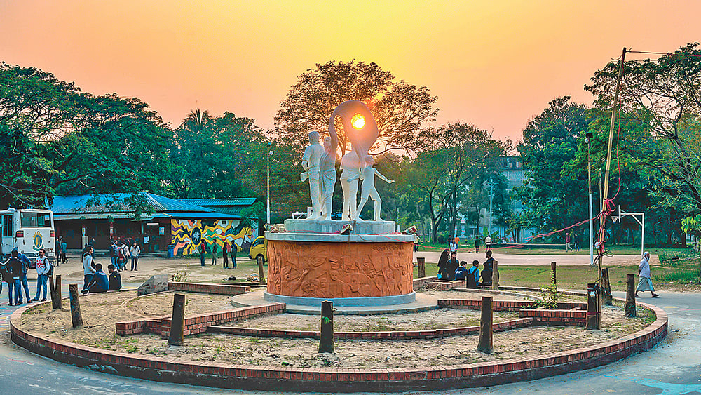 ভালোবাসার টানেই প্রাক্তন শিক্ষার্থীরা দুঃসময়ে দাঁড়িয়েছেন এই ক্যাম্পাসের বর্তমান শিক্ষার্থীদের পাশে। ছবি: খন্দকার তানভীর হোসাইন