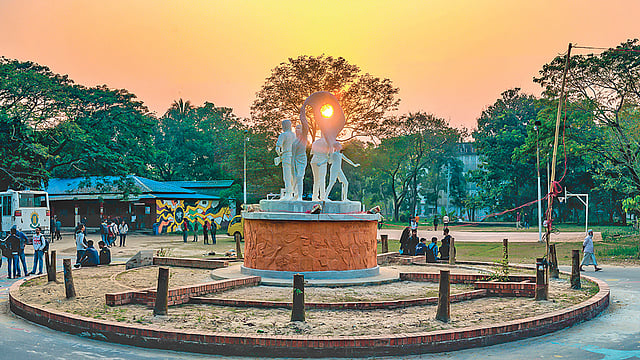 ভালোবাসার টানেই প্রাক্তন শিক্ষার্থীরা দুঃসময়ে দাঁড়িয়েছেন এই ক্যাম্পাসের বর্তমান শিক্ষার্থীদের পাশে। ছবি: খন্দকার তানভীর হোসাইন