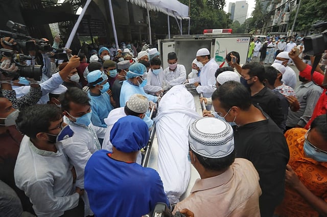 অ্যাম্বুলেন্স থেকে আওয়ামী লীগ নেতা নাসিমের মরদেহ নামানো হচ্ছে। ছবি: প্রথম আলো