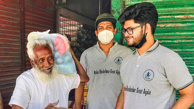 অসহায়দের মাঝে ত্রাণ সহায়তা দেওয়া হচ্ছে। ছবি: সংগৃহীত