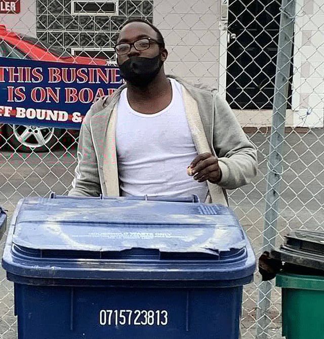 রাস্তার ময়লা পরিষ্কার করে বিনে ফেলছে আন্তোনিও গিয়্যান। ছবি: আন্তোনিওর ফেসবুক থেকে নেওয়া