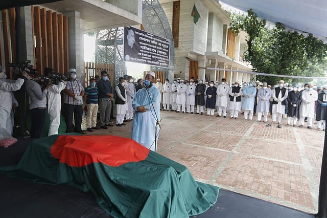 সাবেক স্বাস্থ্যমন্ত্রীর জানাজায় অংশ নেন বিভিন্ন শ্রেণি-পেশার মানুষ। ছবি: প্রথম আলো