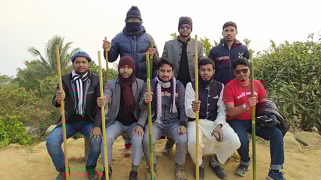 বন্ধুরা মিলে সাজেক ভ্যালিতে। ছবি: সংগৃহীত