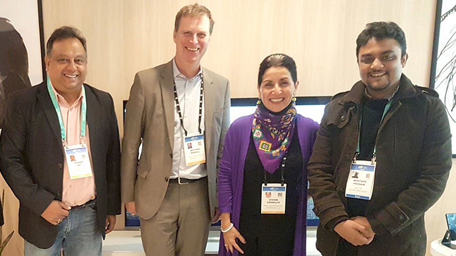 যুক্তরাষ্ট্রের সান ফ্রান্সিসকোয় ডলবির প্রধান কার্যালয়ে প্রতিষ্ঠানটির সিনিয়র ডিরেক্টর ভিভিয়ান ই ভাসাল্লো এবং ওয়ালটন টেলিভিশনের প্রধান নির্বাহী কর্মকর্তা প্রকৌশলী মোস্তফা নাহিদ হোসেনসহ অন্যরা। ছবি: বিজ্ঞপ্তি