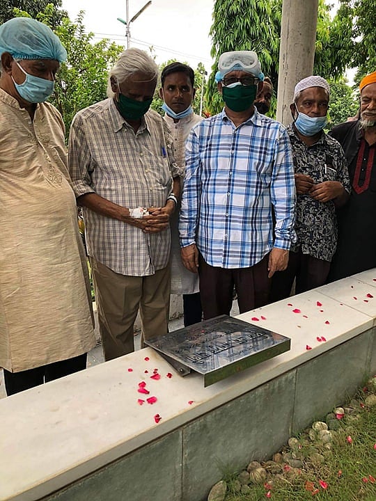 জাফরুল্লাহ চৌধুরী বনানী কবরস্থানে উপস্থিত হয়ে মোহাম্মদ নাসিমকে শেষবিদায় জানান। এ সময় তিনি ক্যাপ্টেন এম মনসুর আলীর কবর জিয়ারত করেন। ছবি: সংগৃহীত