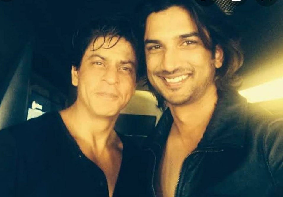 সুশান্তের সঙ্গে একটা ছবি পোস্ট করে শাহরুখ লিখেছেন, ‘ও আমাকে খুব পছন্দ করত।’ ছবি: ফেসবুক থেকে