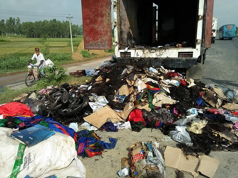 টাঙ্গাইলের মির্জাপুরে কাভার্ড ভ্যানে অগ্নিকাণ্ডে মালামাল পুড়ে যায়। আজ সোমবার সকালে ঢাকা-টাঙ্গাইল মহাসড়কে মির্জাপুর উপজেলার পোষ্টকামুরী চড়পাড়া এলাকায়। ছবি : প্রথম আলো