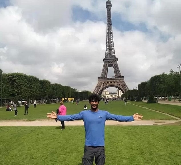 প্যারিসে আইফেল টাওয়ারের পাশে আরিফুল। ছবি: ফেসবুক
