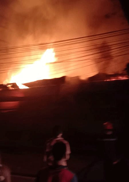 রোববার গভীর রাতে লাগা আগুন ভোরে নিয়ন্ত্রণে আসে। ছবি: সংগৃহীত